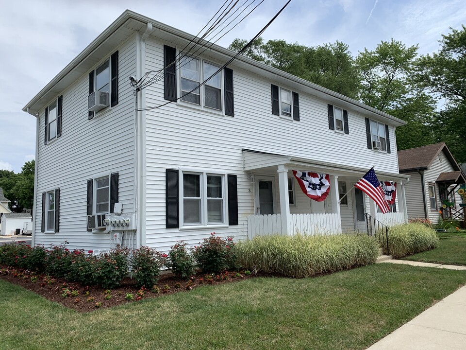 4 E Van Buren in Oswego, IL - Building Photo
