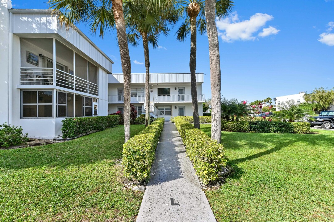 548 Burgundy L in Delray Beach, FL - Building Photo