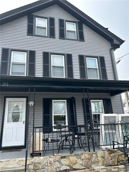 20 Summer St in Westerly, RI - Building Photo