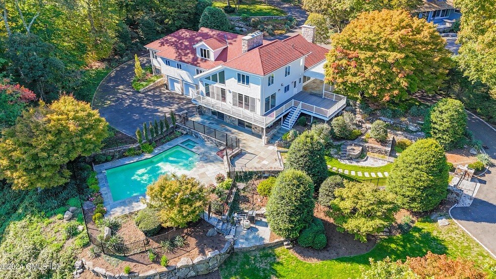21 Harkim Rd in Greenwich, CT - Building Photo