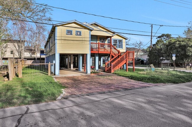 631 Clear Lake Rd in Clear Lake Shores, TX - Building Photo - Building Photo
