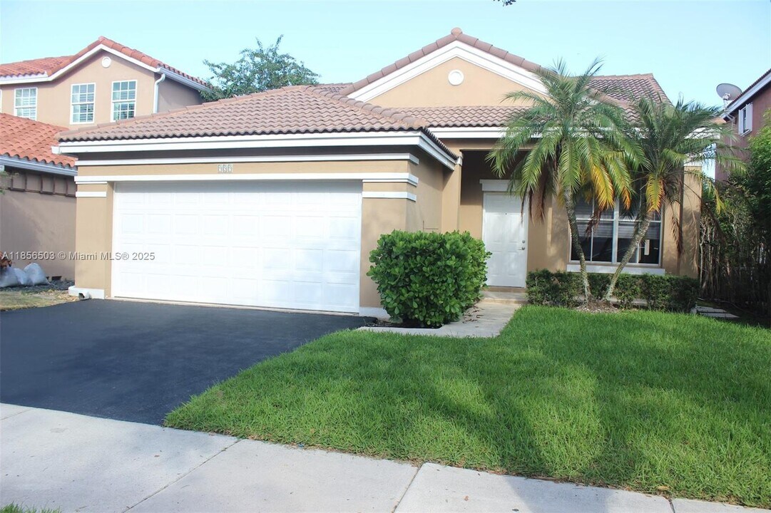 959 Falling Water Rd in Weston, FL - Building Photo