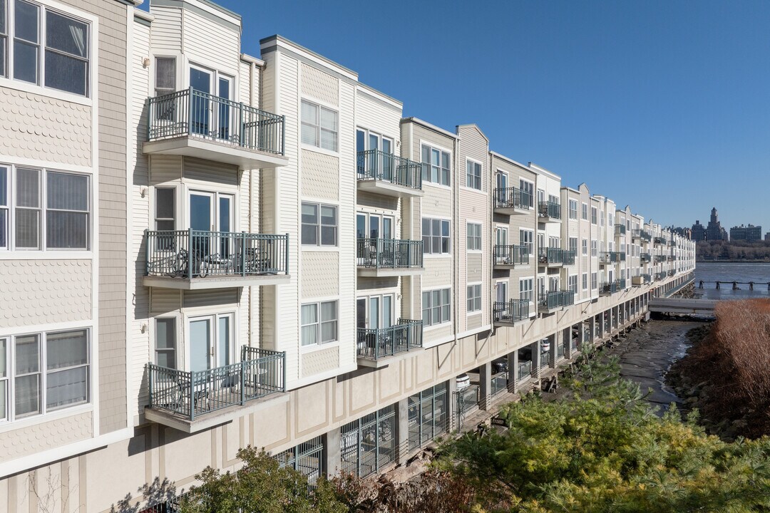 The Promenade in Edgewater, NJ - Building Photo