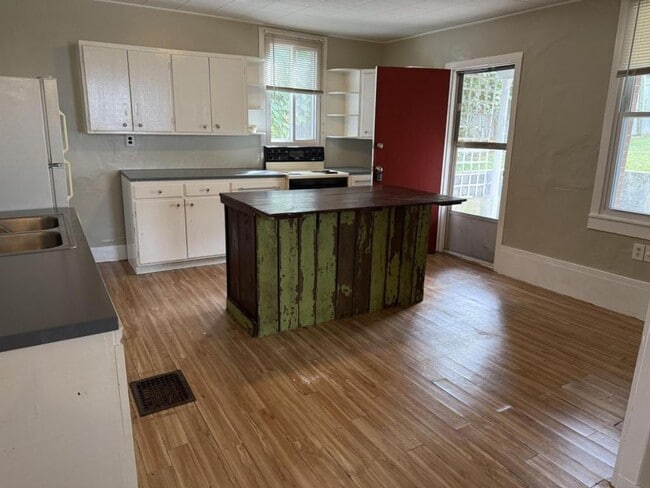 property at 33 N 5th St