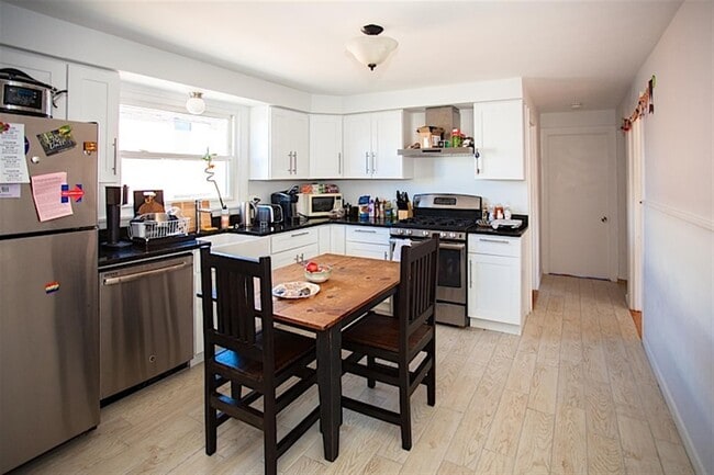 22 Murdock St, Unit 2 in Somerville, MA - Foto de edificio - Building Photo