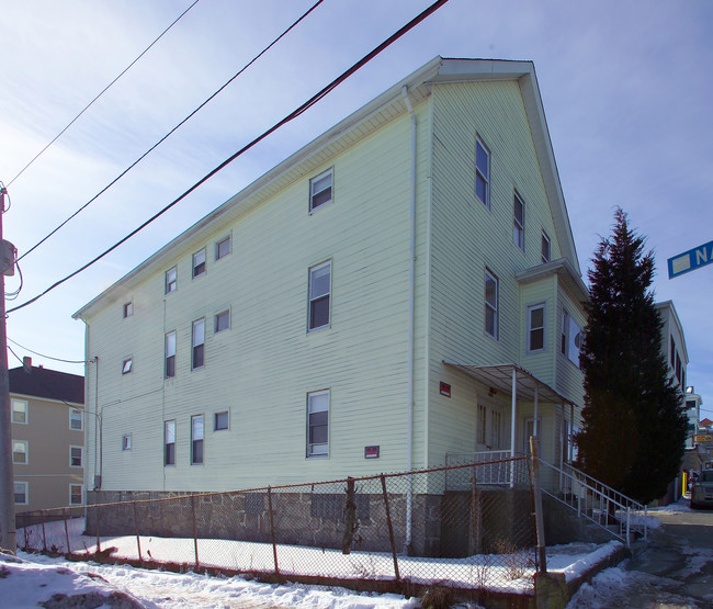 512 Plymouth Ave in Fall River, MA - Foto de edificio - Building Photo