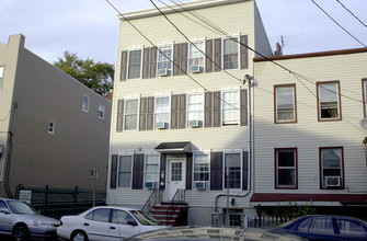 166 Griffith St in Jersey City, NJ - Building Photo - Building Photo