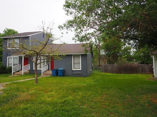 124 Hillside Dr in Elgin, TX - Building Photo - Building Photo