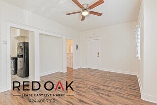 2743 San Marino St in Los Angeles, CA - Building Photo