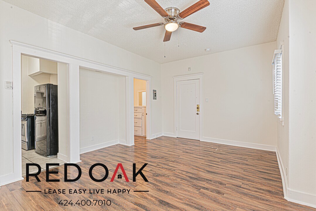 2737 San Marino St in Los Angeles, CA - Building Photo