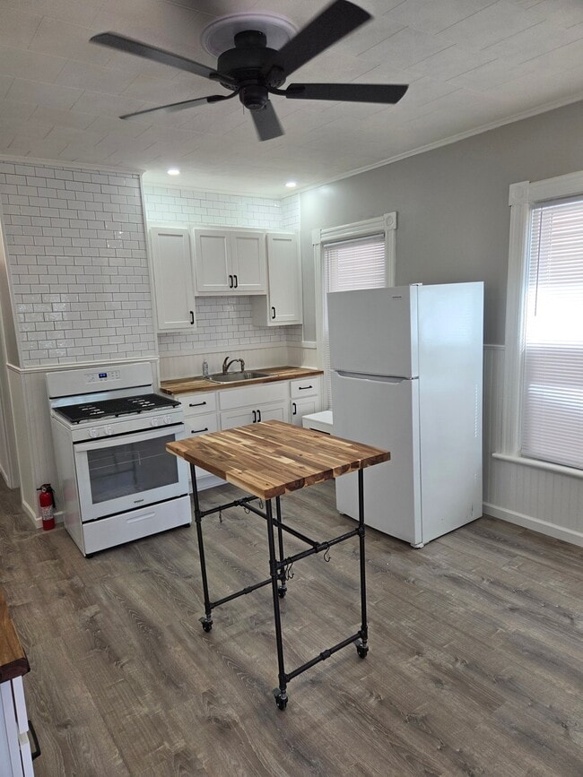 58 Rensselaer Ave, Unit First Floor in Cohoes, NY - Foto de edificio - Building Photo