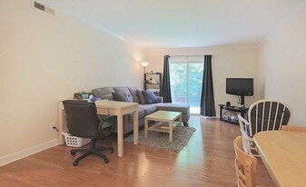 1513 E Franklin St, Unit 123 in Chapel Hill, NC - Building Photo