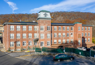 Gilbert Clock Apartments in Winsted, CT - Foto de edificio - Building Photo