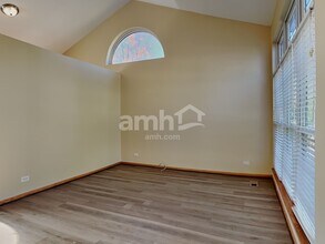 2 Hastings Ct in Lake In The Hills, IL - Building Photo - Building Photo