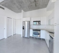 234 NE 3rd St, Unit 705 in Miami, FL - Foto de edificio - Building Photo