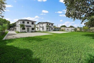 11935 SW 217th St in Goulds, FL - Foto de edificio - Building Photo