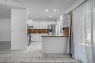 601 SW 64th Pky in Pembroke Pines, FL - Building Photo - Building Photo