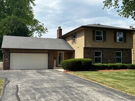 2215 De Carlin Dr in Brookfield, WI - Building Photo