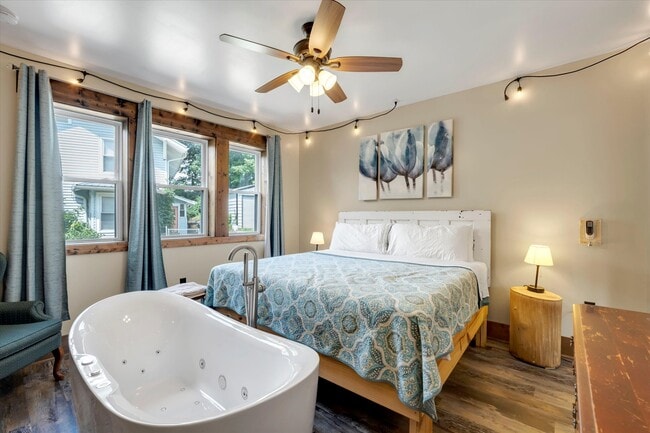 144 Oakland Cir, Unit 1L