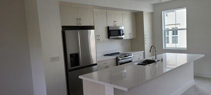 726 Rockview Rd in Novato, CA - Foto de edificio - Building Photo