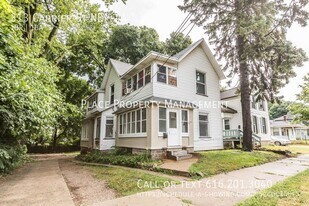 313 Carrier St NE in Grand Rapids, MI - Building Photo