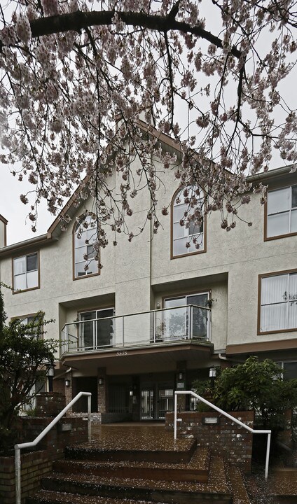 ORCHARD COURT in Burnaby, BC - Building Photo