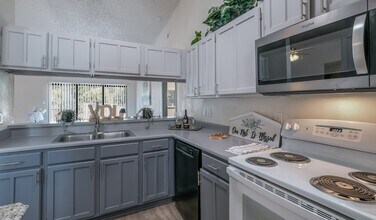 7166 Gallery Rdg in San Antonio, TX - Foto de edificio - Building Photo