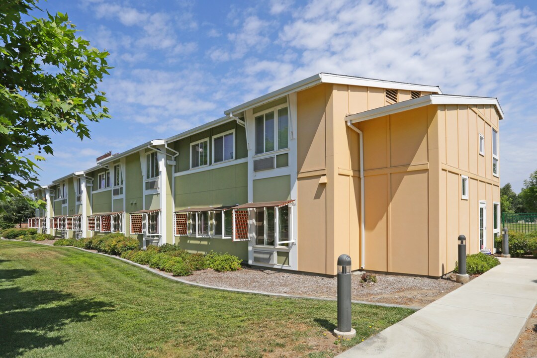 Sierra Meadows in Visalia, CA - Foto de edificio