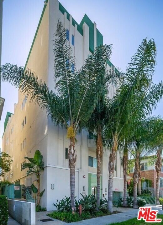 906 Serrano Ave in Los Angeles, CA - Building Photo