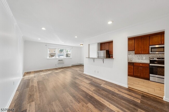 300 W Munsell Ave in Linden, NJ - Building Photo - Building Photo