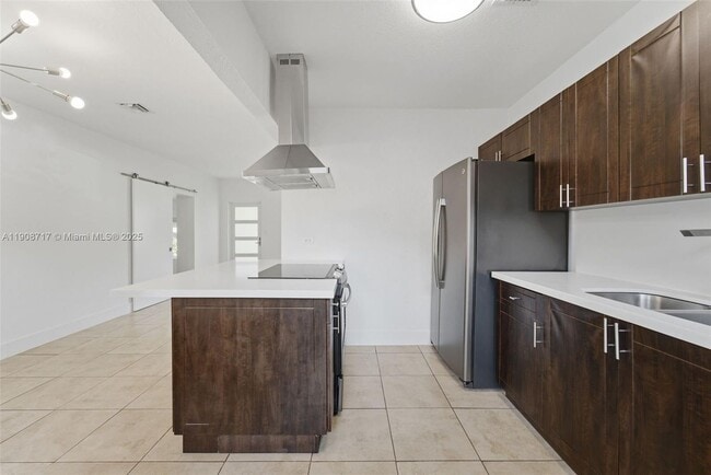 570 NW 49th St in Miami, FL - Building Photo - Building Photo