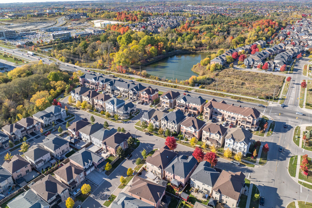 401 Rossland Rd E in Ajax, ON - Building Photo