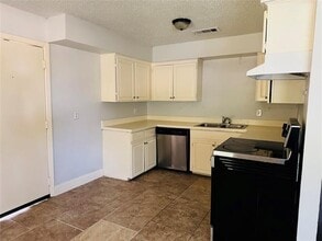 3016 Tudor Ln in Irving, TX - Foto de edificio - Building Photo