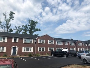 Colonial Court in East Hartford, CT - Building Photo - Building Photo