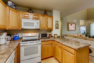 1335 S Kingston St in Aurora, CO - Building Photo - Building Photo
