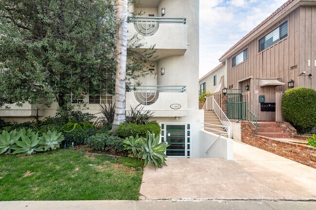 11822 Goshen Ave in Los Angeles, CA - Foto de edificio - Building Photo