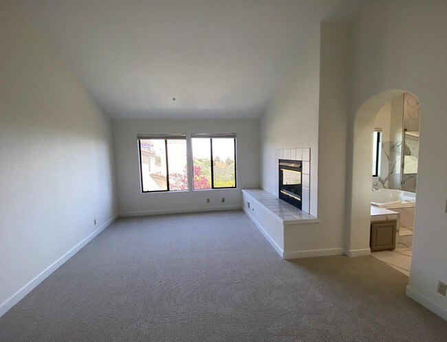 27 Tulip Ln in San Carlos, CA - Building Photo - Building Photo