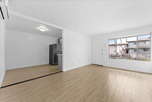 376 N Ave 57 in Los Angeles, CA - Building Photo