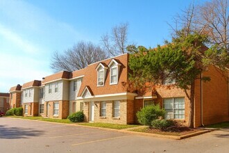 Villa Nueva Apartments in Little Rock, AR - Foto de edificio - Building Photo