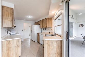 6860 Kenwood Dr in North Port, FL - Building Photo - Building Photo