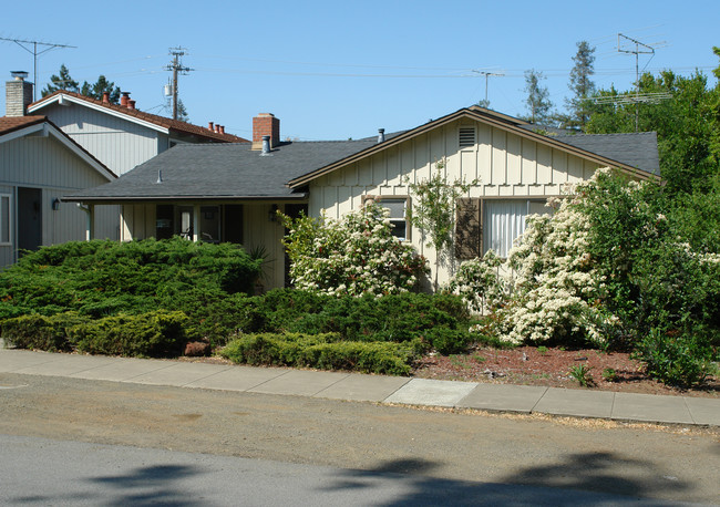 516 Tyndall St in Los Altos, CA - Foto de edificio - Building Photo