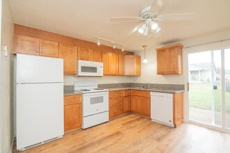 Village Park Apartments in Springfield, OR - Building Photo - Building Photo