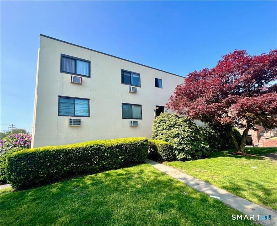 737 Cove Rd in Stamford, CT - Building Photo