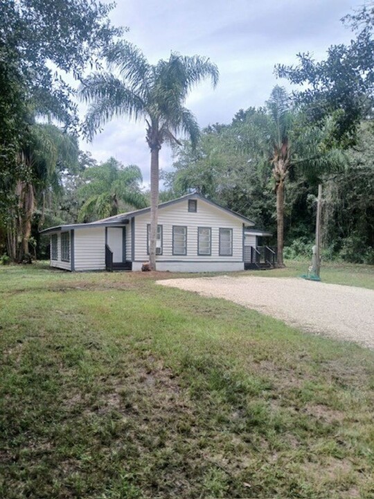 1537 Poe Rd in Lake Wales, FL - Building Photo