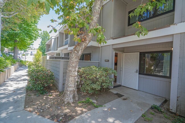 13091 Hubbard St in Los Angeles, CA - Building Photo - Building Photo