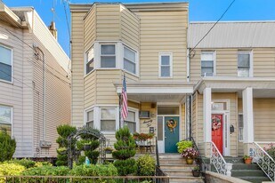 72 Reservoir Ave in Jersey City, NJ - Building Photo