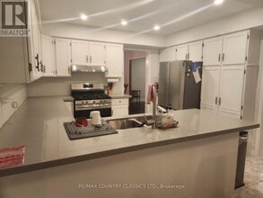 1210 Summit Dr in Peterborough, ON - Building Photo - Building Photo