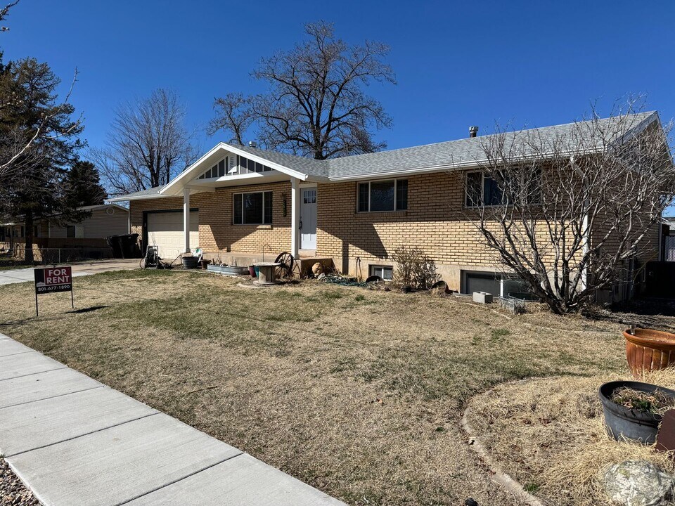 2868 W 800 N in Clinton, UT - Building Photo