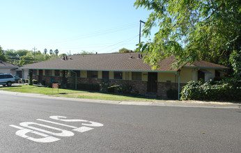 2402 Wulff Ln in Sacramento, CA - Foto de edificio - Building Photo