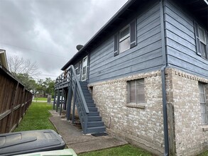 9035 Hollock St in Houston, TX - Foto de edificio - Building Photo
